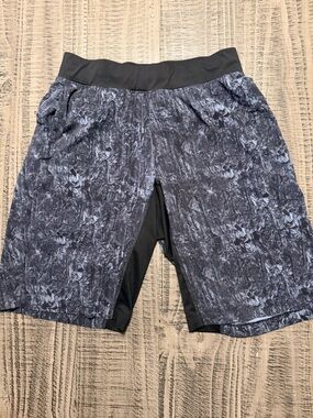 lululemon athletica Men's Marbled Bluish Charcoal Athletic Shorts